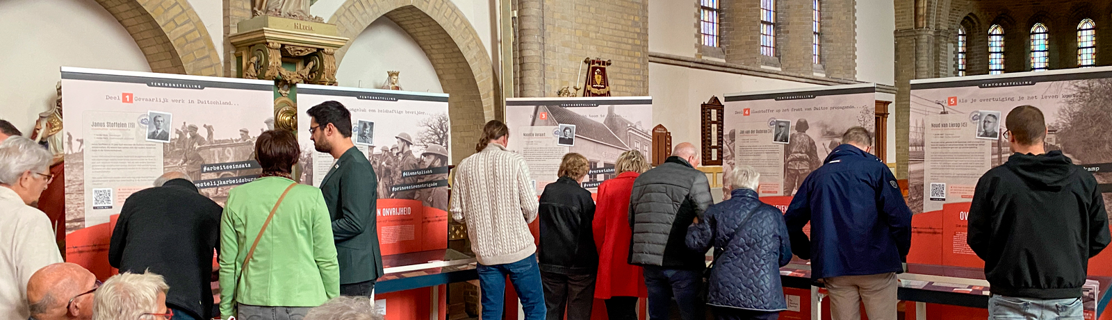 Bezoekers in de Gummaruskerk tijdens de opening van de tentoonstelling 'Overleven in Onvrijheid' op 28 september 2024. (foto: Philip Damen)